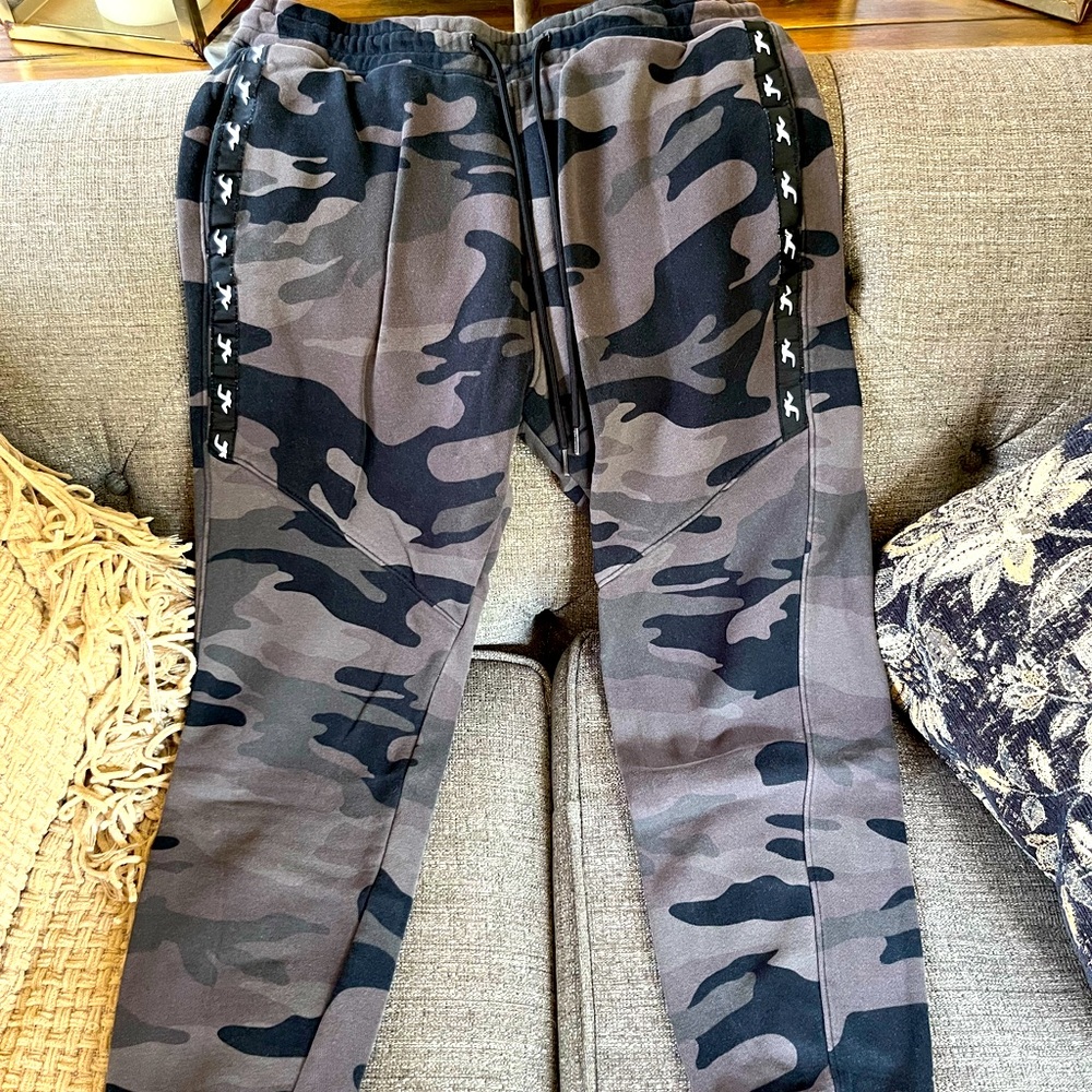 Hollister Jogger Small